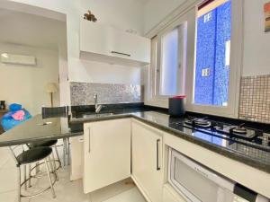 Apto 2 Quartos com BOX no Centro e 60m do Mar