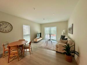 Modern Cozy 2 bedroom FREE Parking & High Speed Wifi