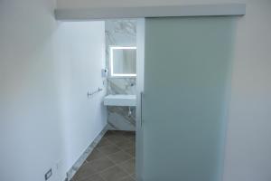 Zimmer mit Kingsize-Bett und Poolblick