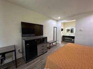 Scottish Inn and Suites