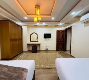 Isis Gate Pyramids View Apartment