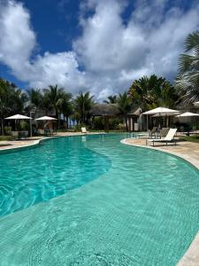 Flat com jardim privativo à beira mar de muro alto