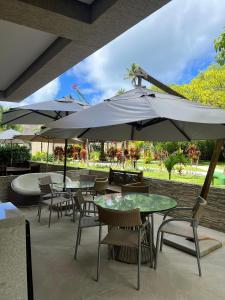 Flat com jardim privativo à beira mar de muro alto