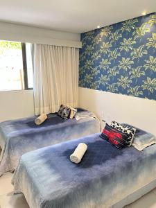 Flat com jardim privativo à beira mar de muro alto