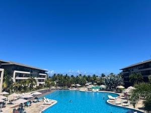 Flat com jardim privativo à beira mar de muro alto