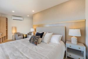 Stylish 1-BR Oceanfront Condo with Panoramic Views