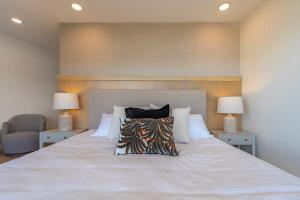 Stylish 1-BR Oceanfront Condo with Panoramic Views