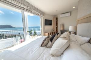 Stylish 1-BR Oceanfront Condo with Panoramic Views