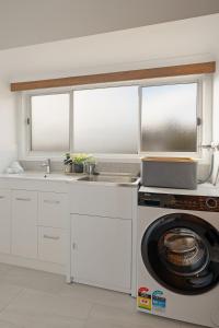 Central Cosy Townhouse and Parking