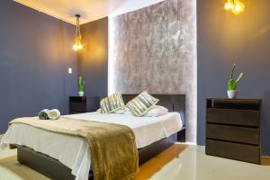 5 bedroom, with Arcade machine and foosball, 1 block from Lleras park P3