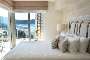 Stylish 2-BR Oceanfront Condo with Panoramic Views