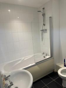 Private Room with own Bathroom and Parking