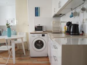 Turquoise - Tram 28 Starting Location