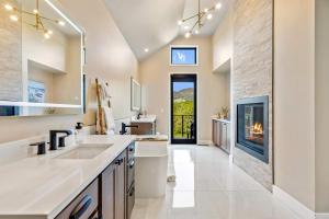 Pagoda Peaks - Modern Luxury Near Bozeman Beach