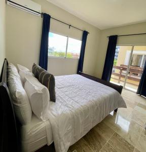 New! Relaxing Beach Apartment with Pool