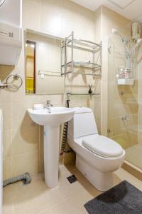 Central Stay w King bed near Greenbelt 55-In TV