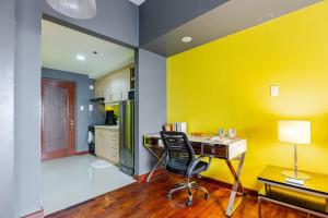 Central Stay w King bed near Greenbelt 55-In TV