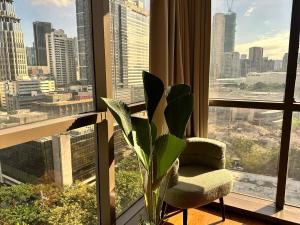 Tropical Wood Studio w Balcony Near Greenbelt Pool and Gym Access