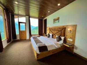 The Urban Retreat- A Boutique Hotel with Grand View