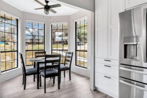 Jacuzzi Lakefront Home w Game room+play structure