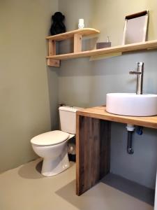 Maisons de vacances L Essentiel Studio climatise A pied Riviere, Marche,Voie Verte : photos des chambres