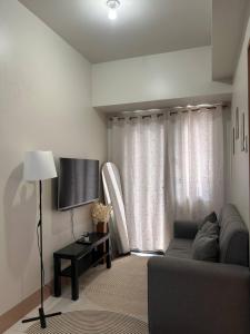 1Bedroom Condo at Shore Near Airport & MOA Balcony Pool View