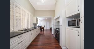 " Roseneath" Queen Room with Private Bathroom