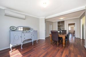 " Roseneath" Queen Room with Private Bathroom