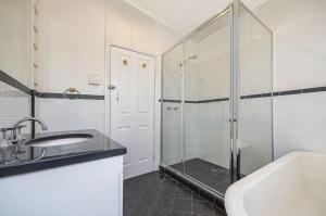 " Roseneath" Queen Room with Private Bathroom