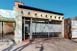 Luminoso a pasos de los portones del Parque , Arístides, centro