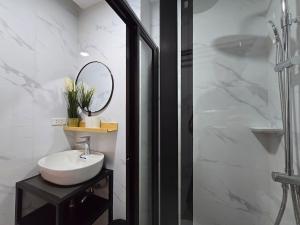 1BR Suite Ridgewood Towers Near BGC Airport #RW17-1