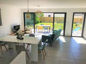 Maisons de vacances Maison lumineuse 3etoiles avec jardin arbore, 5min de la plage : Maison 3 Chambres