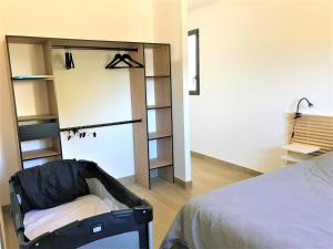 Maisons de vacances Maison lumineuse 3etoiles avec jardin arbore, 5min de la plage : photos des chambres