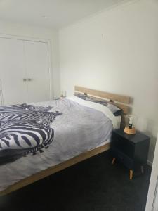 Bright, central and private home in Frankston