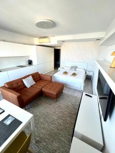 Studio in the center, city & sea views