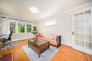 Spacious 3 Bedroom Near UBC with Free Parking