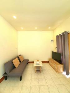 Home Hug local stay Bangtao