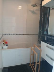 Appartement pour 3 à 4 personnes dans le 8eme arrondissement de Marseille, dans la colline et à 5 minutes à pied de la mer