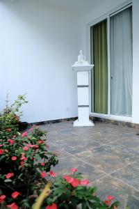 Rose Villa-AC 3 Bed rooms,15 mins to airport with gated community & swimming pool