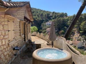 Maisons de vacances Atypical forest house with jacuzzi : photos des chambres