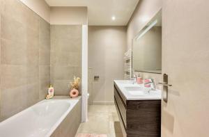 House D by 1 minute metro for PARC EXPO and ORLY