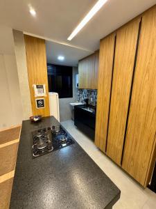 Flat confortável, a 200 metros da praia com estacionamento