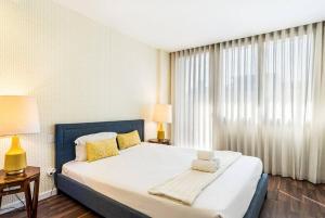 Urban Retreat with Balcony, Bright and Central Porto