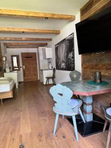 Grubhof Schlosspark, Chalet-Stil mit Pool und Bergblick