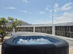 großes Haus mit Garten und Blick auf die kanarische Hügellandschaft