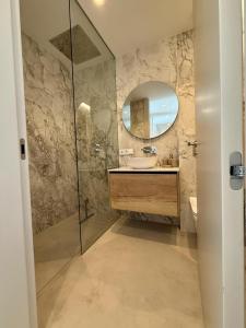 Luxury Beachfront Villa with Private Pool by Leo Apartments