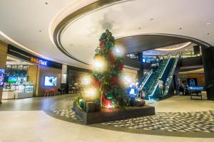 Modern One BR Makati Condo Swim Gym Parking Netflix Fast 2428