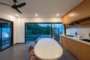 Casa de River Nyanyi - 2BR Villa Private Pool with River and Jungle View