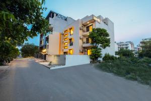 Limewood stay premier golf course road -sector 42