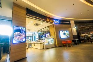 Netflix & Chill Stylish Makati condo gym swim park internet fast 2474